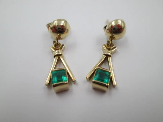 Women's earrings. 18 karat yellow gold and emeralds. Circa 1980's