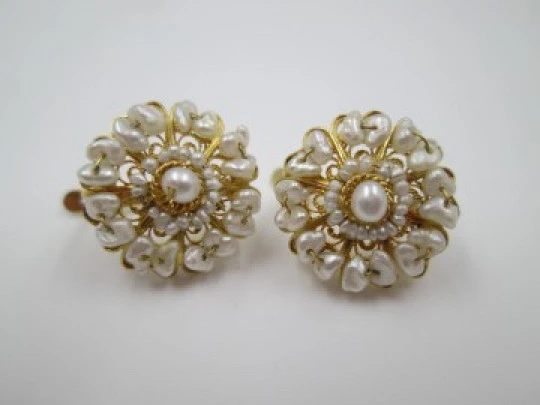 Women's earrings. 18 karat yellow gold and seed pearls. Circa 1980's