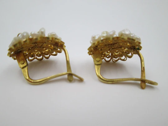 Women's earrings. 18 karat yellow gold and seed pearls. Circa 1980's