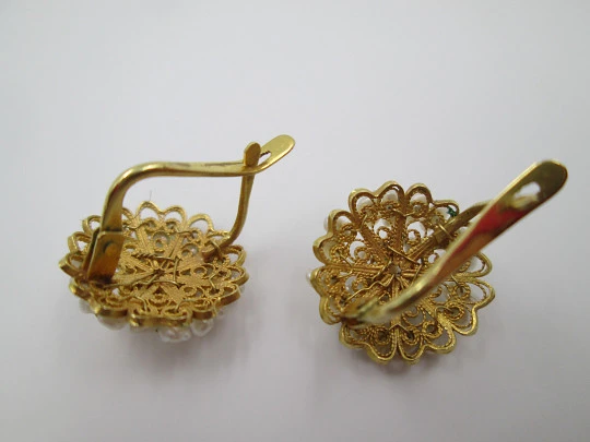 Women's earrings. 18 karat yellow gold and seed pearls. Circa 1980's