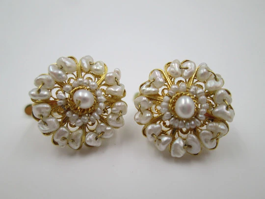 Women's earrings. 18 karat yellow gold and seed pearls. Circa 1980's