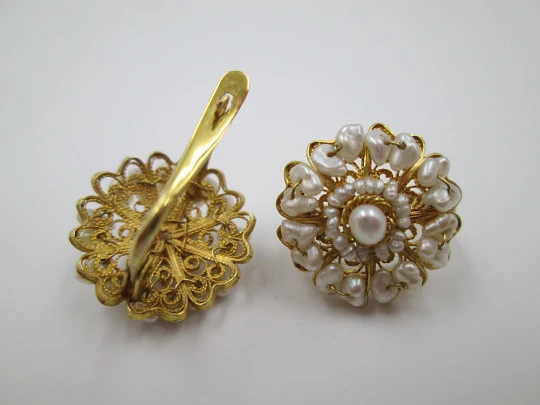 Women's earrings. 18 karat yellow gold and seed pearls. Circa 1980's