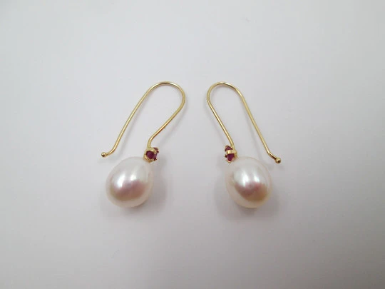 Women's earrings. Pearls and rubies. 18 karat yellow gold. Hook clasp