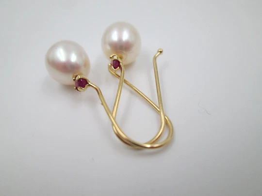 Women's earrings. Pearls and rubies. 18 karat yellow gold. Hook clasp