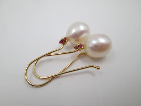Women's earrings. Pearls and rubies. 18 karat yellow gold. Hook clasp