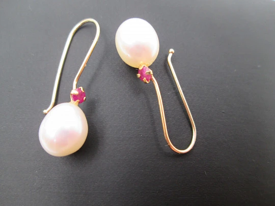 Women's earrings. Pearls and rubies. 18 karat yellow gold. Hook clasp