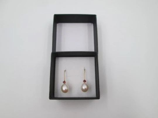 Women's earrings. Pearls and rubies. 18 karat yellow gold. Hook clasp