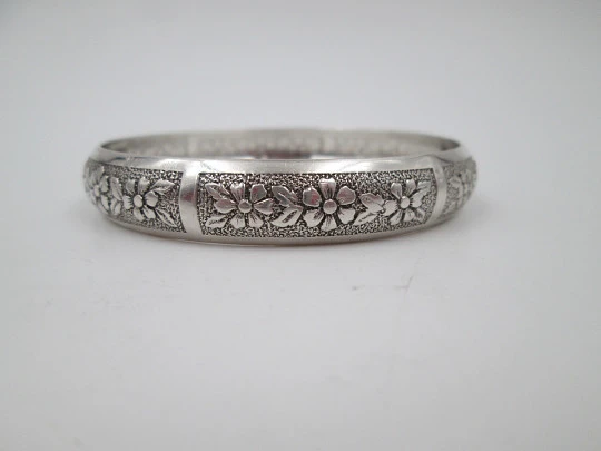 Women's half round bracelet. Sterling silver. Floral engravings. 1980's