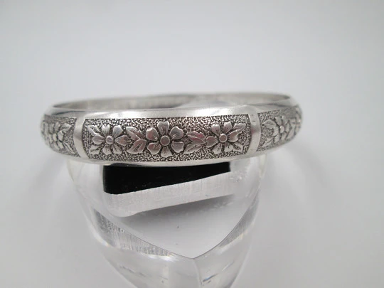 Women's half round bracelet. Sterling silver. Floral engravings. 1980's