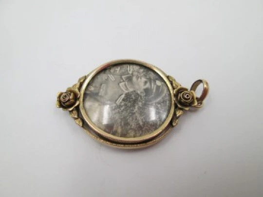 Women's low grade gold photo frame pendant. Floral motifs. Ring on top. 1930's