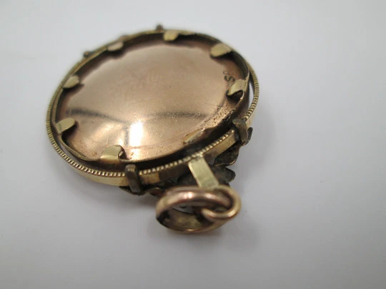 Women's low grade gold photo frame pendant. Floral motifs. Ring on top. 1930's