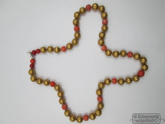 Women's necklace. Regional jewelry. 1920's. Spain. Gold & red coral