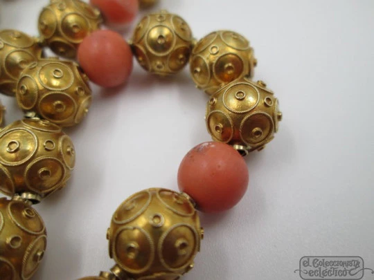 Women's necklace. Regional jewelry. 1920's. Spain. Gold & red coral