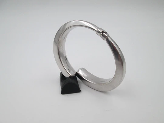 Women's open tubular bracelet. 925 sterling silver. Hinge clasp. 1980's