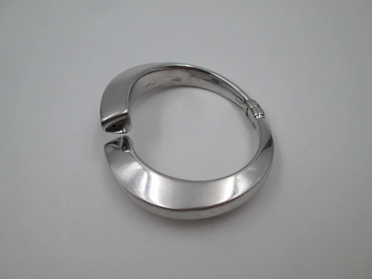 Women's open tubular bracelet. 925 sterling silver. Hinge clasp. 1980's