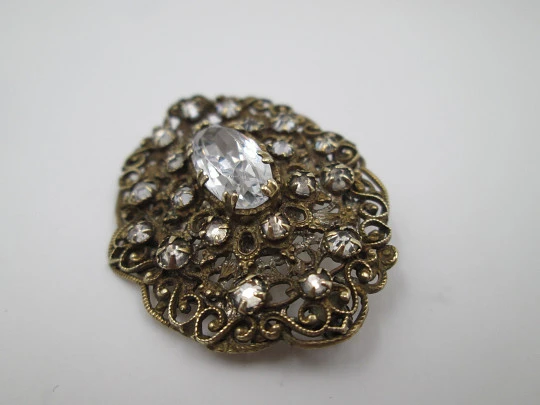 Women's openwork brooch. Gold plated metal and white rhinestones. Europe. 1950's