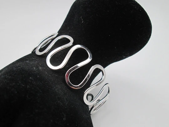 Women's openwork flexible bracelet. Sterling silver. Wave design. Ring clasp