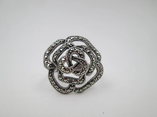 Women's openwork flower ring. 925 sterling silver and marcasite. Europe. 1980's