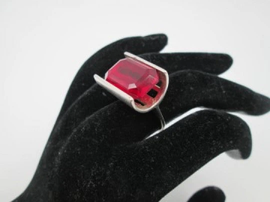 Women's openwork ring. 925 sterling silver and red faceted stone. 1990's