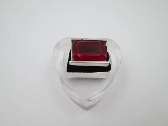 Women's openwork ring. 925 sterling silver and red faceted stone. 1990's