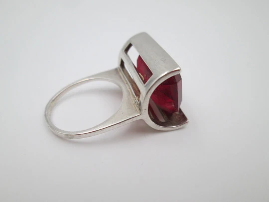 Women's openwork ring. 925 sterling silver and red faceted stone. 1990's