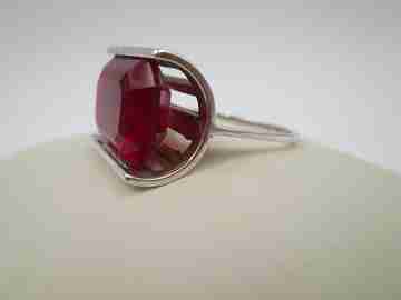 Women's openwork ring. 925 sterling silver and red faceted stone. 1990's