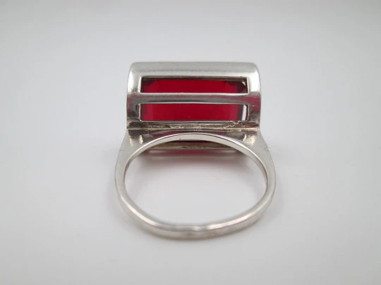 Women's openwork ring. 925 sterling silver and red faceted stone. 1990's