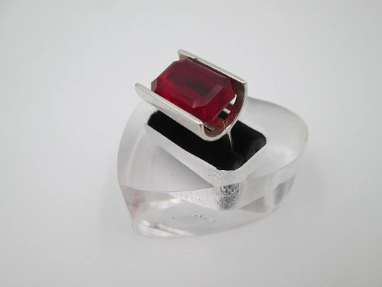 Women's openwork ring. 925 sterling silver and red faceted stone. 1990's