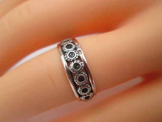 Women's openwork ring. Sterling silver and gold details. Circular motifs. Europe. 1980's