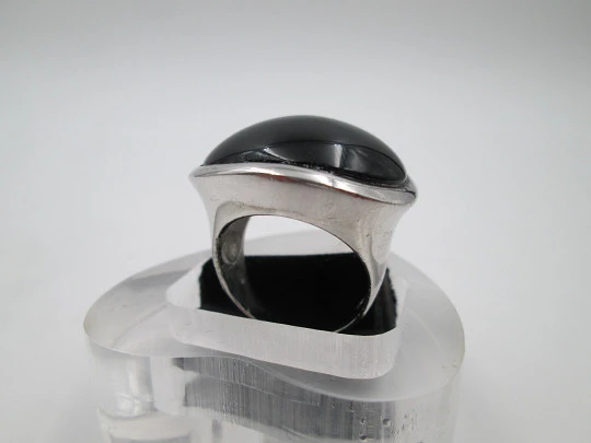 Women's oval ring. 925 sterling silver and black stone. 1990's. Spain