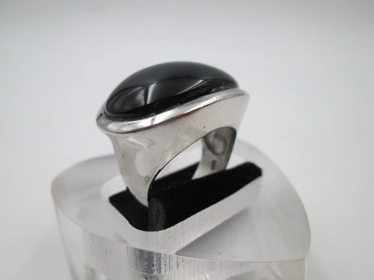 Women's oval ring. 925 sterling silver and black stone. 1990's. Spain