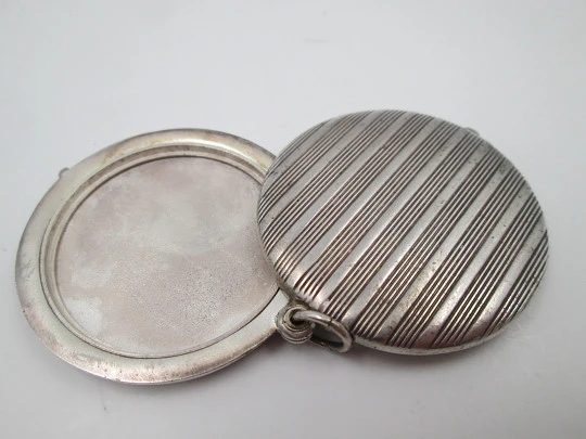 Women's pendant mirror. Sterling silver. Lines motifs. Tab clasp. 1970's