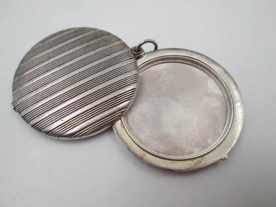 Women's pendant mirror. Sterling silver. Lines motifs. Tab clasp. 1970's