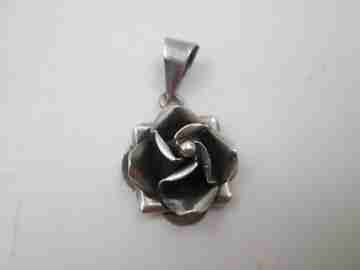 Women's pendant. 925 sterling silver. Rose shape. Ring on top. Taxco (Mexico). 1980's