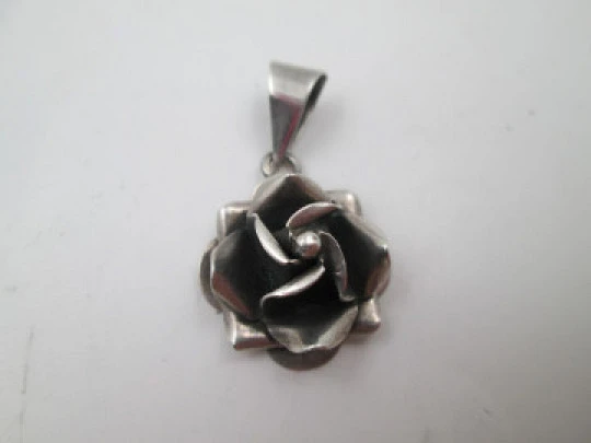 Women's pendant. 925 sterling silver. Rose shape. Ring on top. Taxco (Mexico). 1980's