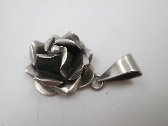 Women's pendant. 925 sterling silver. Rose shape. Ring on top. Taxco (Mexico). 1980's