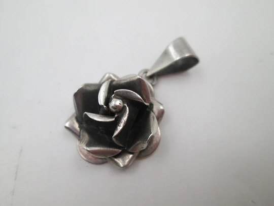 Women's pendant. 925 sterling silver. Rose shape. Ring on top. Taxco (Mexico). 1980's