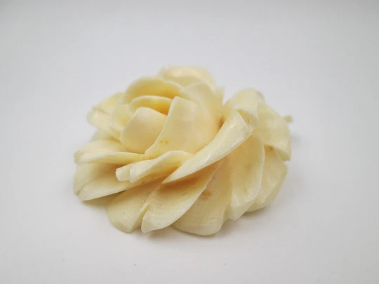 Women's pendant. Pretty ivory rose with open petals. Ring on top. Europe. 1950's