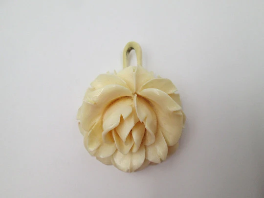 Women's pendant. Pretty ivory rose with open petals. Ring on top. Europe. 1950's