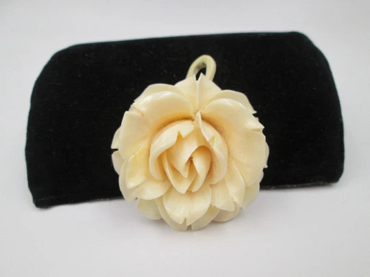 Women's pendant. Pretty ivory rose with open petals. Ring on top. Europe. 1950's