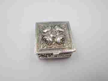 Women's pillbox. 925 sterling silver & vermeil. Floral and vegetable motifs. 1980