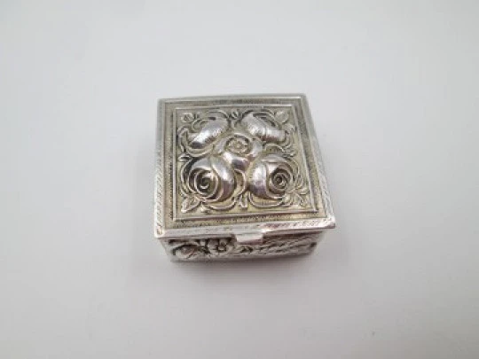 Women's pillbox. 925 sterling silver & vermeil. Floral and vegetable motifs. 1980