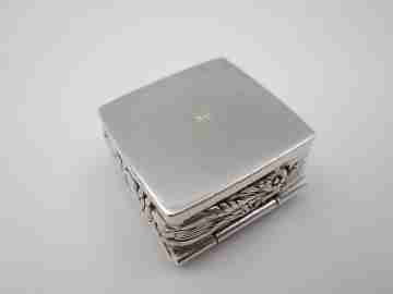 Women's pillbox. 925 sterling silver & vermeil. Floral and vegetable motifs. 1980