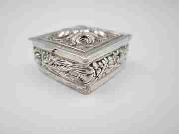Women's pillbox. 925 sterling silver & vermeil. Floral and vegetable motifs. 1980