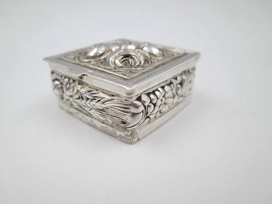 Women's pillbox. 925 sterling silver & vermeil. Floral and vegetable motifs. 1980