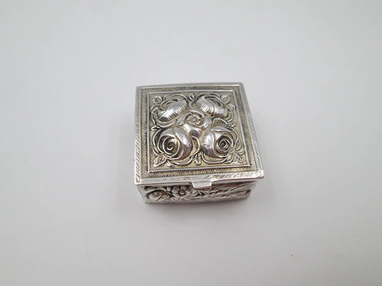 Women's pillbox. 925 sterling silver & vermeil. Floral and vegetable motifs. 1980