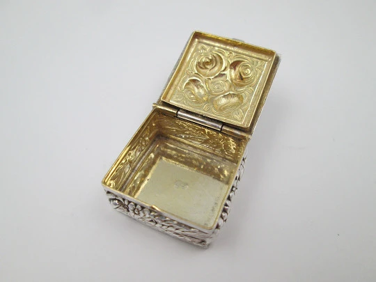 Women's pillbox. 925 sterling silver & vermeil. Floral and vegetable motifs. 1980