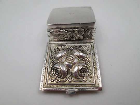 Women's pillbox. 925 sterling silver & vermeil. Floral and vegetable motifs. 1980