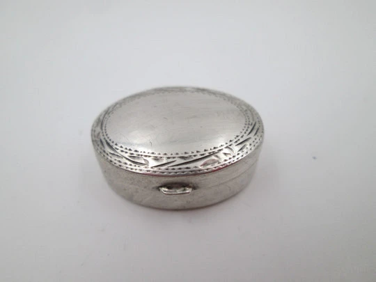 Women's pillbox. 925 sterling silver. Oval shape. Vegetable motifs. Europe. 1980's
