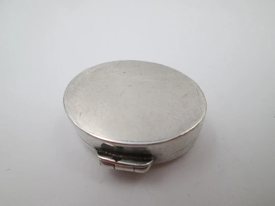 Women's pillbox. 925 sterling silver. Oval shape. Vegetable motifs. Europe. 1980's